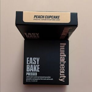 HUDA BEAUTY Easy Bake Pressed Powder - Peach Cupcake (1pc)